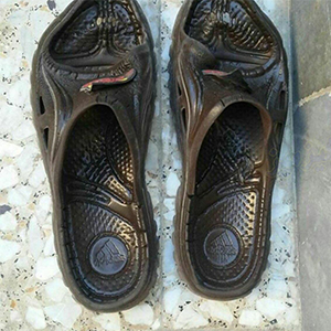 عکس/ذوب شدن دمپایی در گرمای طاقت‌فرسای اهواز