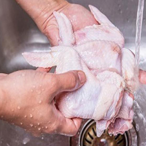 در زمان شستن مرغ مراقب این اشتباه خطرناک باشید!