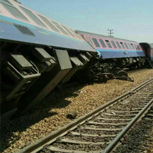 فرماندار اندیمشک:حادثه خروج قطار مسافری از خط تلفات جانی نداشته است