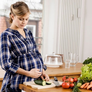 در طول بارداری پرخوری نکنید اما این غذاها را حتما بخورید