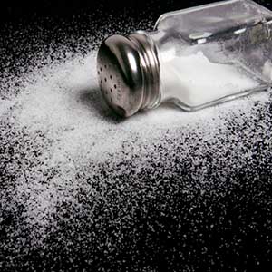 10 خاصیت شگفت‌انگیز مصرف نمک قبل از غذا