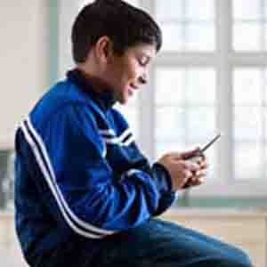 چگونه استفاده کودکان از برنامه‌های تلفن همراه را مدیریت کنیم؟