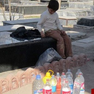 کودکانی که در گورستان آب‌می‌فروشند