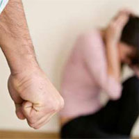 خشونت خانگی علیه زنان می‌تواند موجب طلاق عسر و حرج شود؟