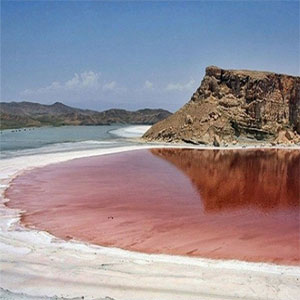 چرا آب دریاچه ارومیه قرمز می‌شود؟