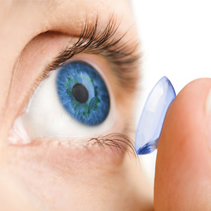 استفاده از لنز تماسی هنگام شنا به چشم ها آسیب می زند