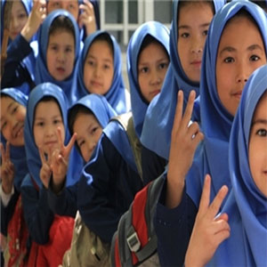 در شیفت بعدازظهر درس می‌خوانند، چون ایرانی نیستند