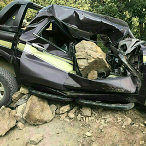 عکس/سقوط سنگ در جاده رودسر، خودرو کاپرا را له کرد!/فوت راننده ۳۷ساله
