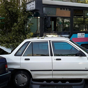 عکس/تشنج راننده اتوبوس هنگام رانندگی در خیابان قریب/ نجات مسافران توسط یک عابر