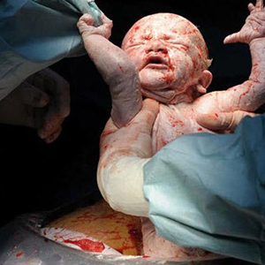 تولد یک نوزاد در مسیر پیاده روی اربعین