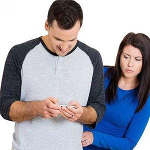 آیا باید رمز موبایل همسرمان را بدانیم؟