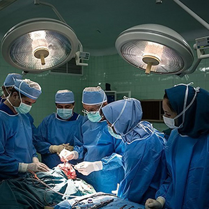 انجام ۱۳۰۰ عمل جراحی برای مصدومین زلزله غرب کشور