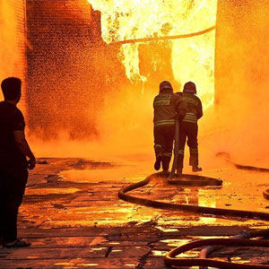 گاراژ ۳ هزار متری خیابان هلال‌احمر در کام آتش