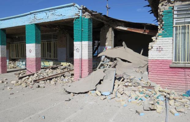 چشم دانش آموزان مناطق زلزله‌زده به دست خیرین، نه وزارت آموزش و پرورش!