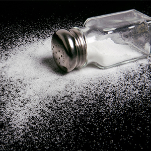 مصرف چه مقدار نمک باعث افزایش فشار خون و بیماری قلبی می‌شود؟