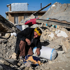 زلزله زدگان برای محروم نشدن از کمک بلاعوض دولت کانکس نگرفته و در سرما به سر می برند