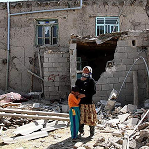 اسکان اضطراری ۹۹۰ نفر در زلزله هجدک/ امدادرسانی به ۱۱ روستا