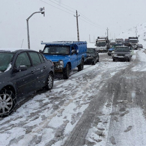 برفی شدن جاده هراز / رانندگان زنجیرچرخ و تجهیزات زمستانی به همراه داشته باشند