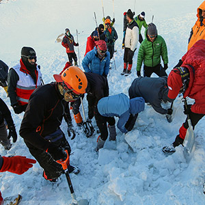 تلاش برای یافتن پیکر آخرین کوهنورد مفقود شده در اشترانکوه قبل از بارش اولین برف