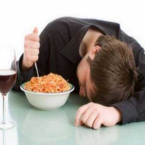 خوابیدن پس از صرف غذا باعث بروز مشکلات گوارشی می‌شود