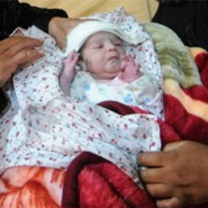 کمبود کانکس در مناطق زلزله زده کرمانشاه/یخ زدن نوزاد تازه متولد شده در چادر
