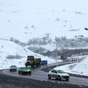 ترافیک نیمه سنگین در محور تهران - کرج/ بارش برف در برخی از محورهای مواصلاتی کشور