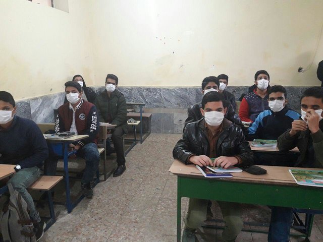 عکس/ دانش‌آموزان دهلرانی با ماسک سر کلاس!