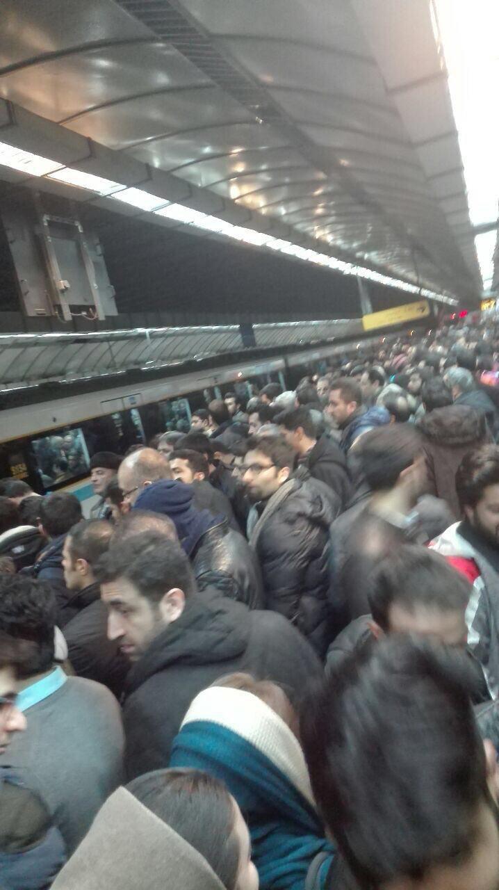 اخلال در حمل و نقل عمومی تهران/ تاکسی‌ها ناز می‌کنند؛ مترو جای سوزن‌انداختن ندارد!