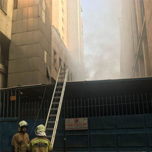 عکس/احتمال ریزش ساختمان وزارت نیرو که از روز گذشته دچار حریق شد
