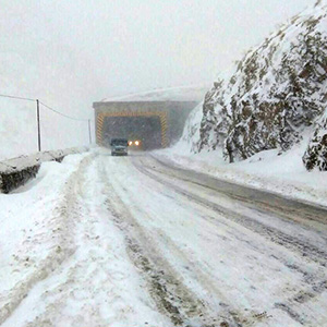 وقوع کولاک برف در محورهای تهران به چالوس و جاده هراز