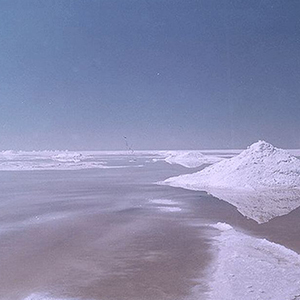 مقایسه وضعیت خشک شدن دو دریاچه "نمک" و "ارومیه"