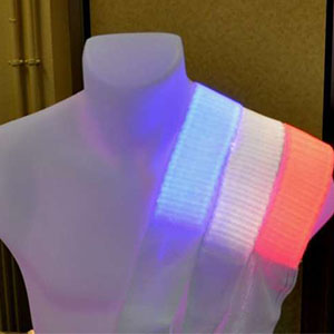 تعبیه فیبرهای نوری در پارچه برای درمان امراض پوستی