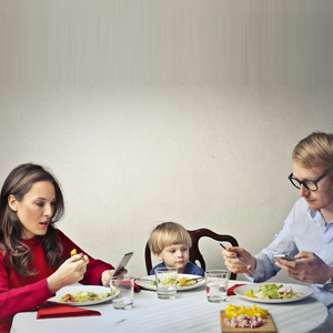 چرا هنگام صرف غذا با خانواده و دوستان باید گوشی را کنار گذاشت؟