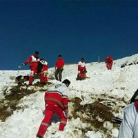 خطر ریزش بهمن در کوه دنا امدادگران را تهدید می‌کند