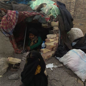 عکس/ زندگی پررنج دخترکان در یک چال، در زمینی بایر در مرکز شهر زابل