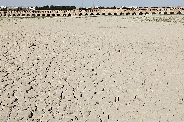 نباید جنگ آب را بین مناطق مختلف کشور ایجاد کنیم/ ۱۰ هزار هکتار از اراضی گلپایگان خشک شده است