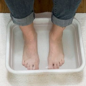 از فواید قرار دادن پا در آب داغ