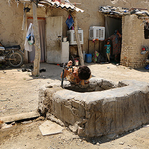 محله‌ای کپرنشین در نزدیکی پایتخت با ساکنان مبتلا به هپاتیت/اغلب زنان در خانه زایمان می‌کنند