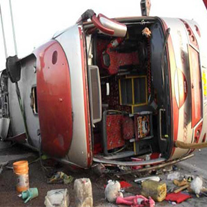 واژگونی اتوبوس در گرمسار 1 کشته و 21 مصدوم به جا گذاشت+اسامی