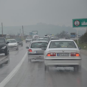 ١٥ دستورالعمل رانندگی در روزهای بارانی