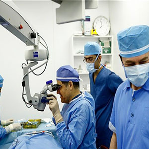 جراحی چشم ۱۱ بیمار در مناطق زلزله‌زده کرمانشاه توسط وزیر بهداشت