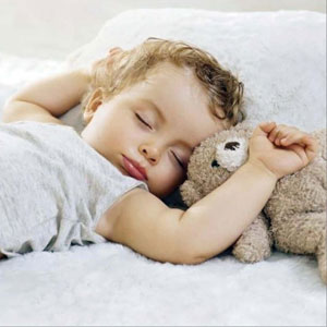 با کودکانی که در خواب خُرخُر می‌کنند چه باید کرد؟