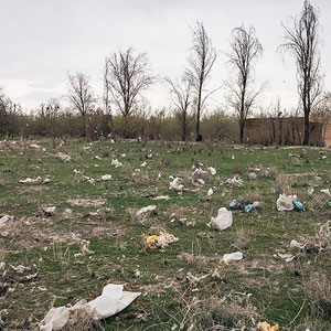 زباله‌های پلاستیکی در حال بلعیدن زمین
