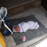 نوزادی رها شده زیر پل