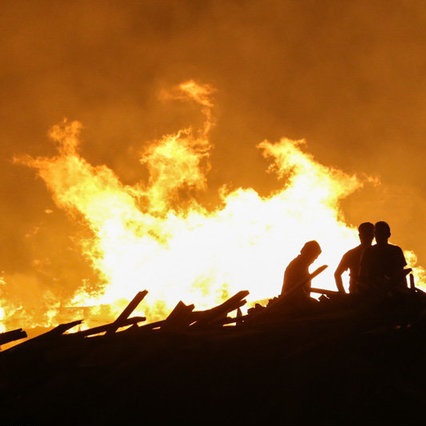 دود آتش سوزی بخش عراقی هورالعظیم در آسمان شهرهای خوزستان / 8 هزار هکتار از هور در آتش سوخت