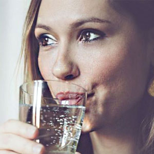 نوشیدن بیش از حد آب در طول بیماری خطرناک است