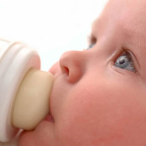 توصیه پزشکان به شروع تغذیه نوزاد با غذای جامد از ۳ ماهگی