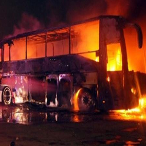 تحویل جسد 8 نفر از قربانیان حادثه حریق اتوبوس در سنندج به خانواده‌ها