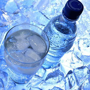 چرا باید از مصرف آب معدنی یخ زده پرهیز کرد؟