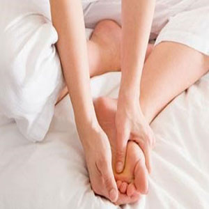راه‌های درمان گرفتگی عضلات پا در خواب